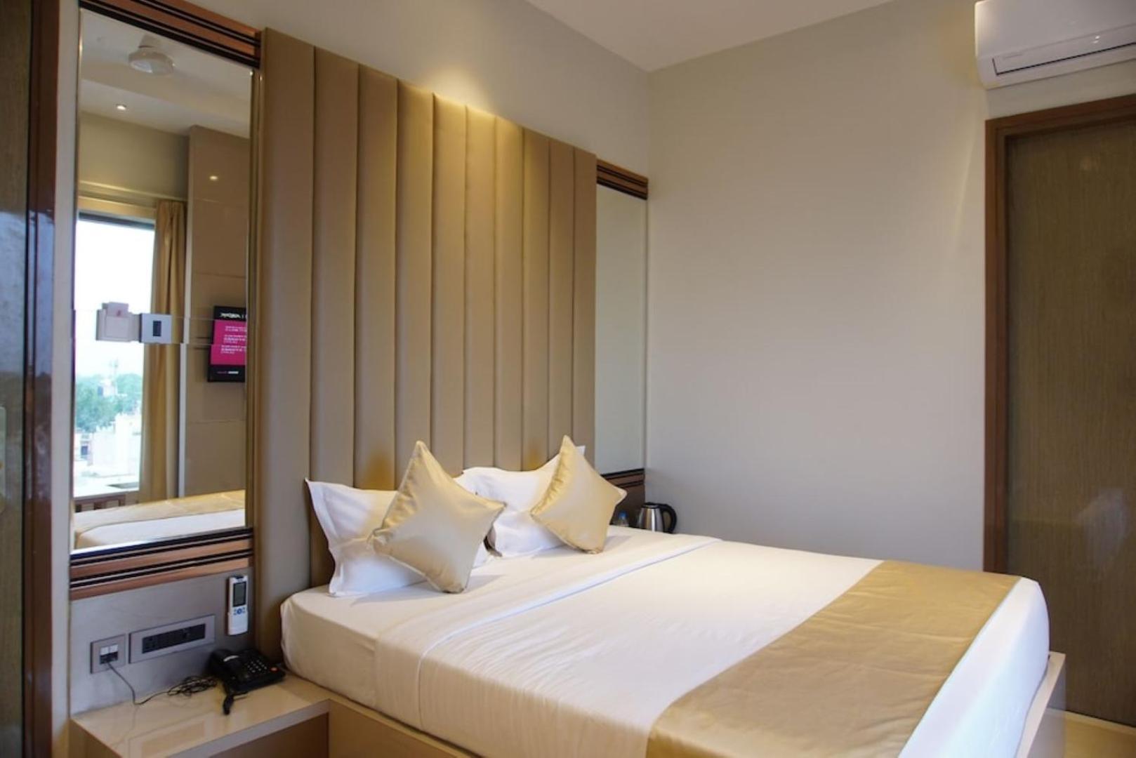 Red Orchid Hotel Kanpur Bagian luar foto