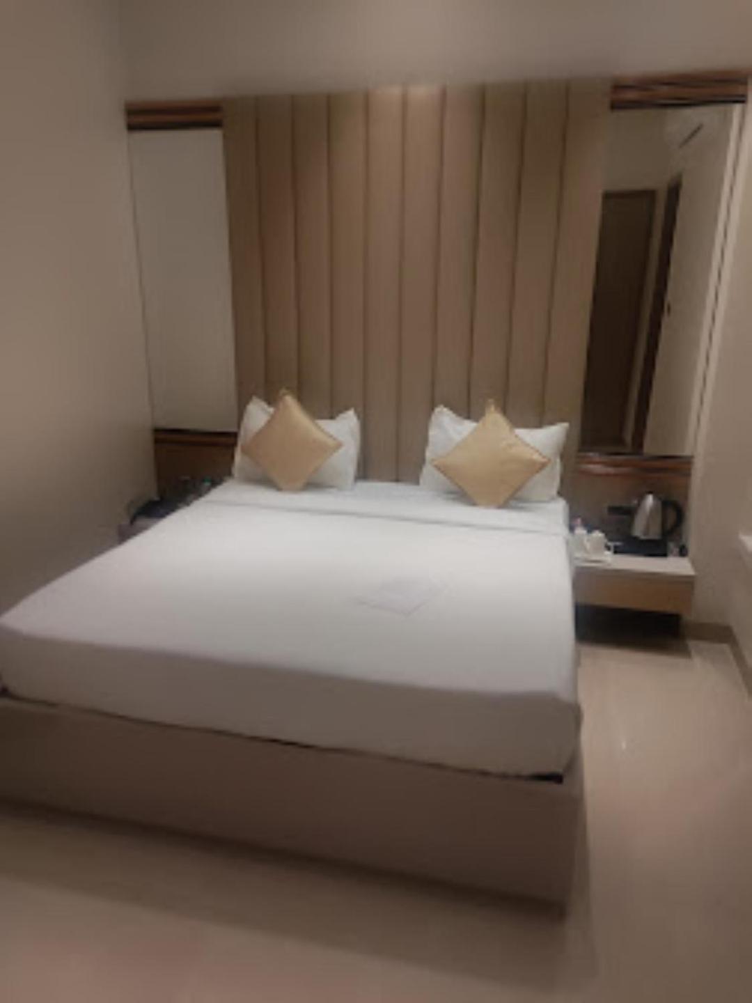 Red Orchid Hotel Kanpur Bagian luar foto