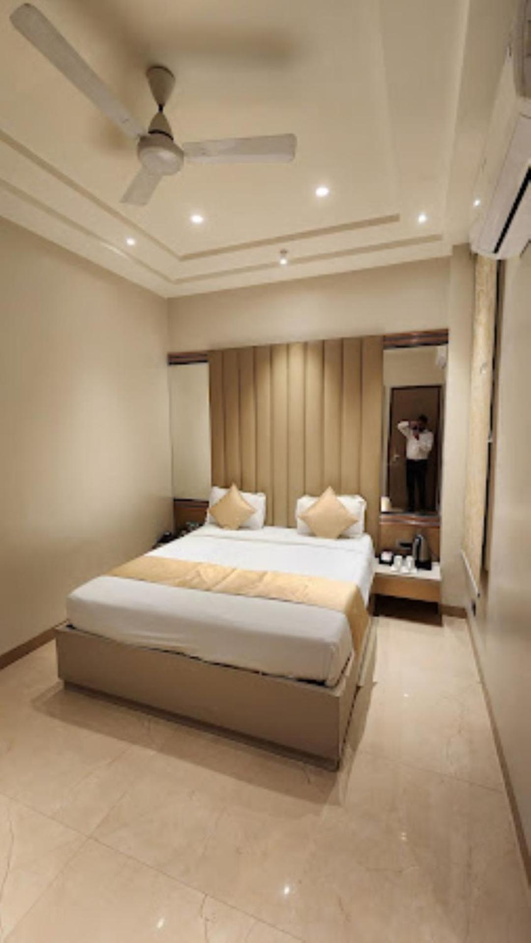 Red Orchid Hotel Kanpur Bagian luar foto